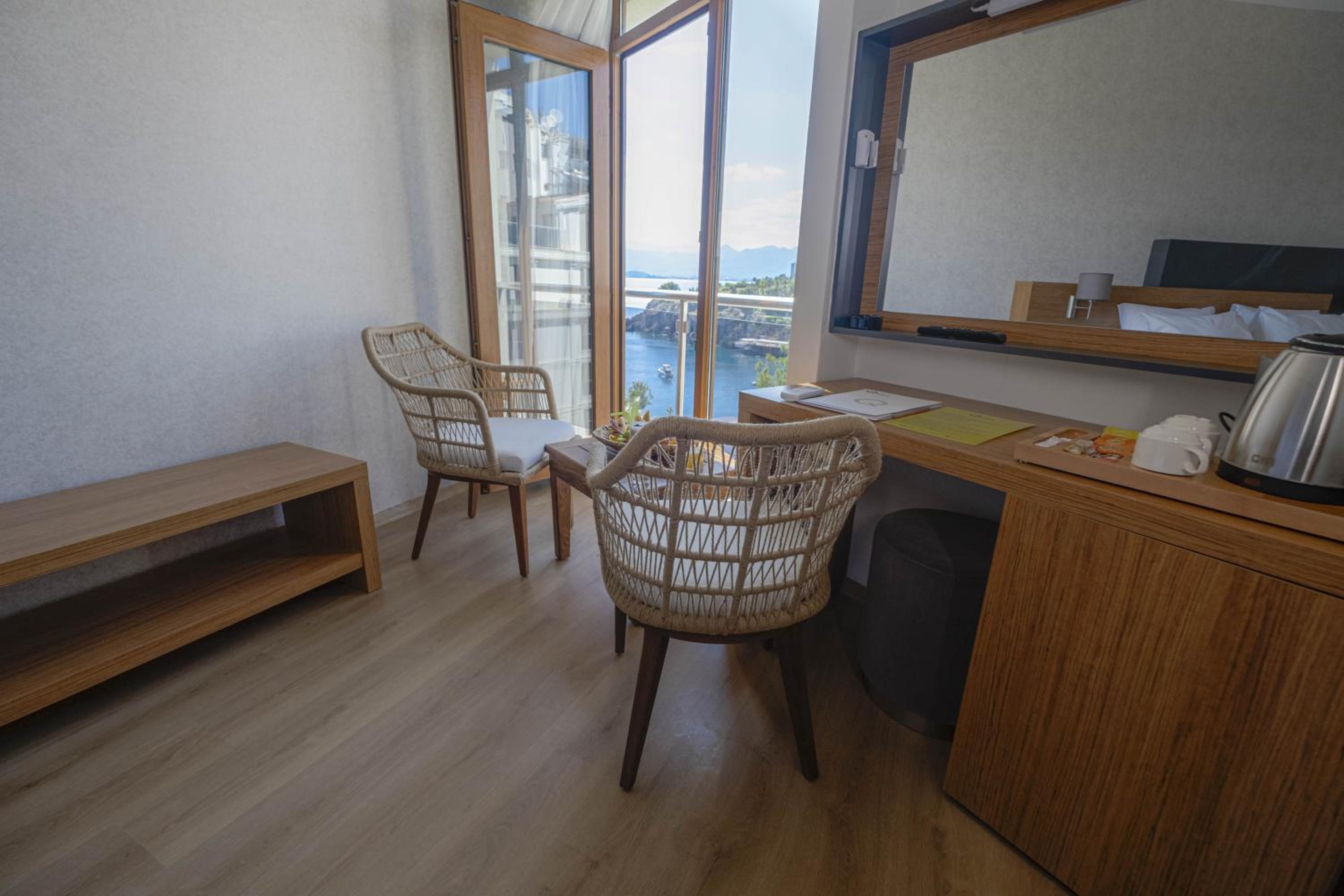 Qinn Hotels 32/50