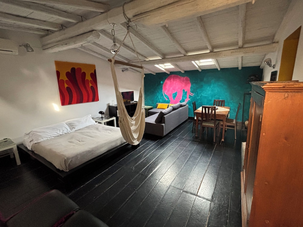 STUDIO, SUITE