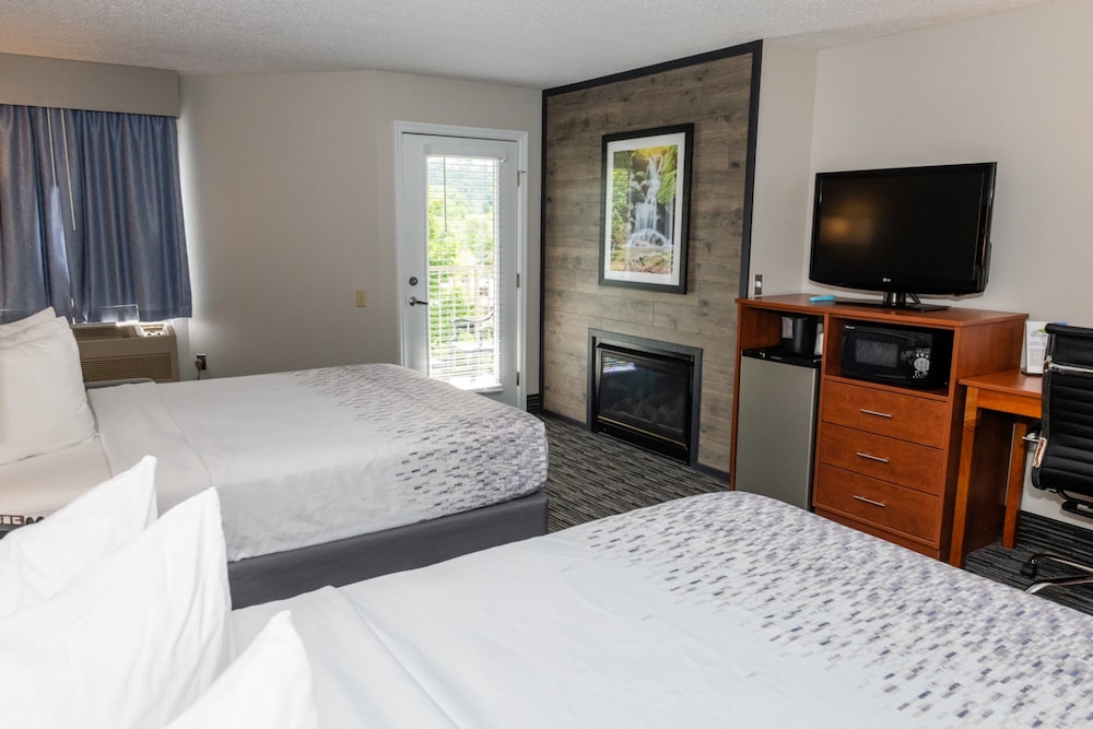 RIVER, 2 QUEEN BEDS, BALCONY, ACCESSIBLE