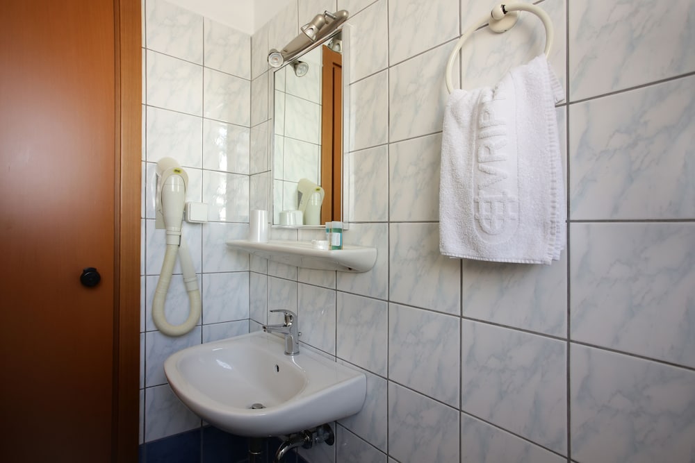 Evripides Hotel 66/69
