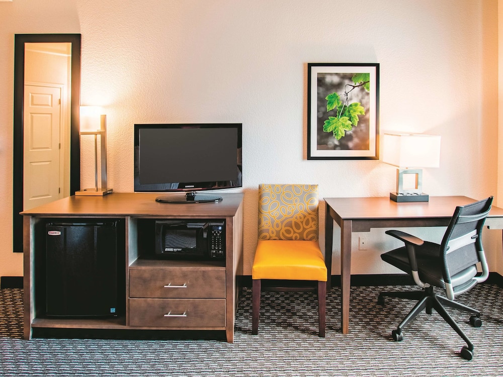 La Quinta Inn & Suites by Wyndham Fort Worth City View 34/48