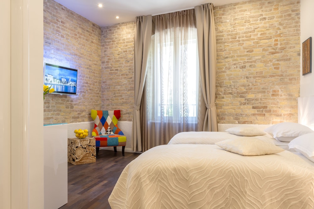 DELUXE, DOUBLE OR TWIN BED, PARK VIEW