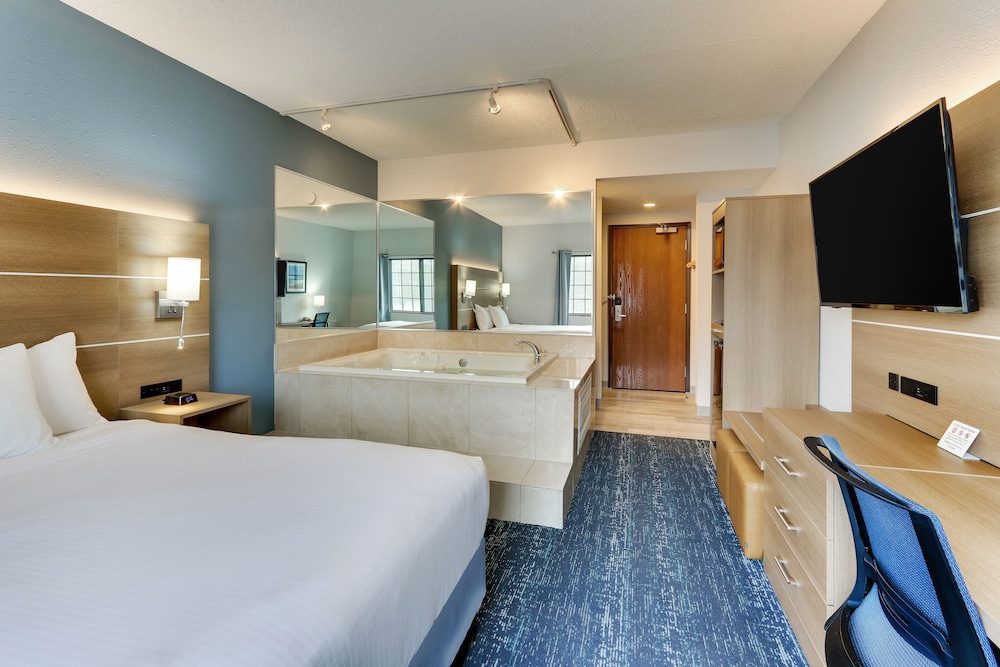PREMIUM, QUEEN BED, NO VIEW, JETTED TUB