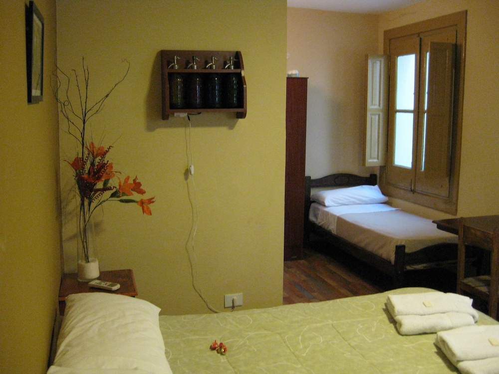 غرفة ثلاثية بثلاثة أسرّة بحمام خاص، Sabatico Travelers Hostel 2/2