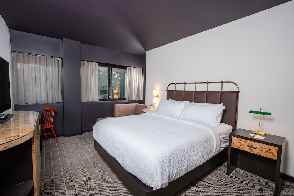 DELUXE, KING BED