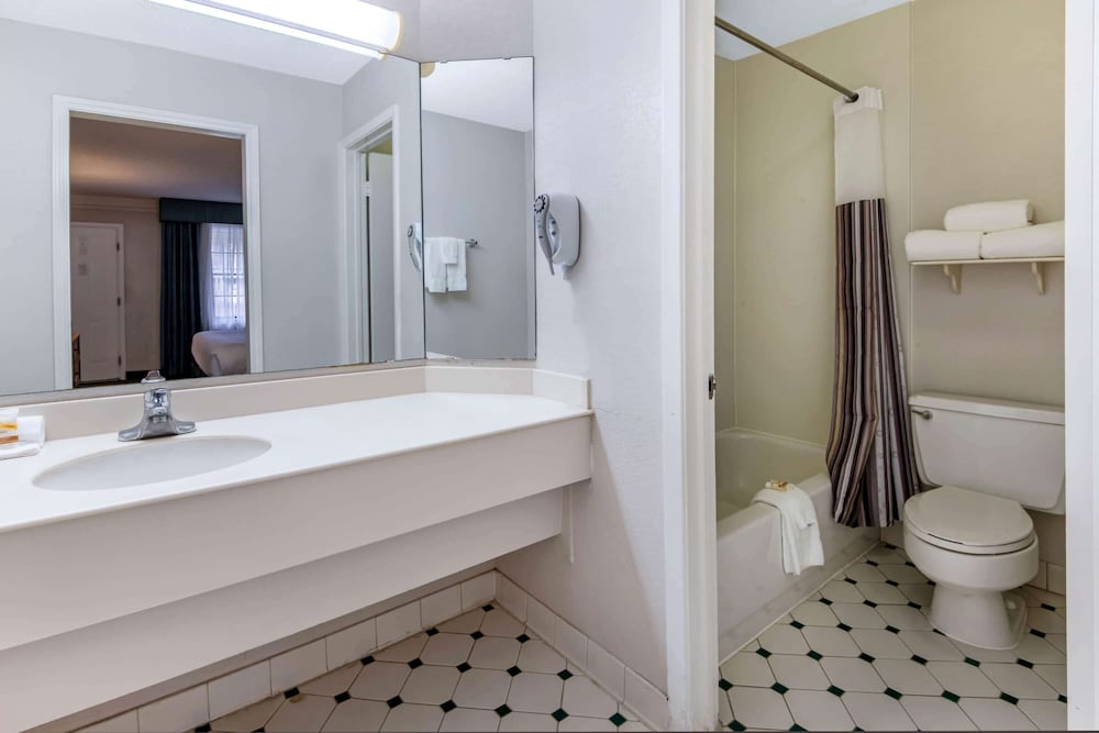 La Quinta Inn By Wyndham IH-10 West San Antonio TX 26/52