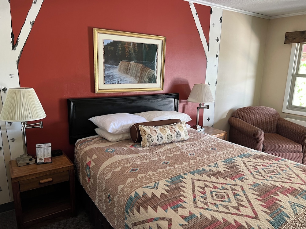 Pine, Standard, Single, Queen Bed, Pet Friendly