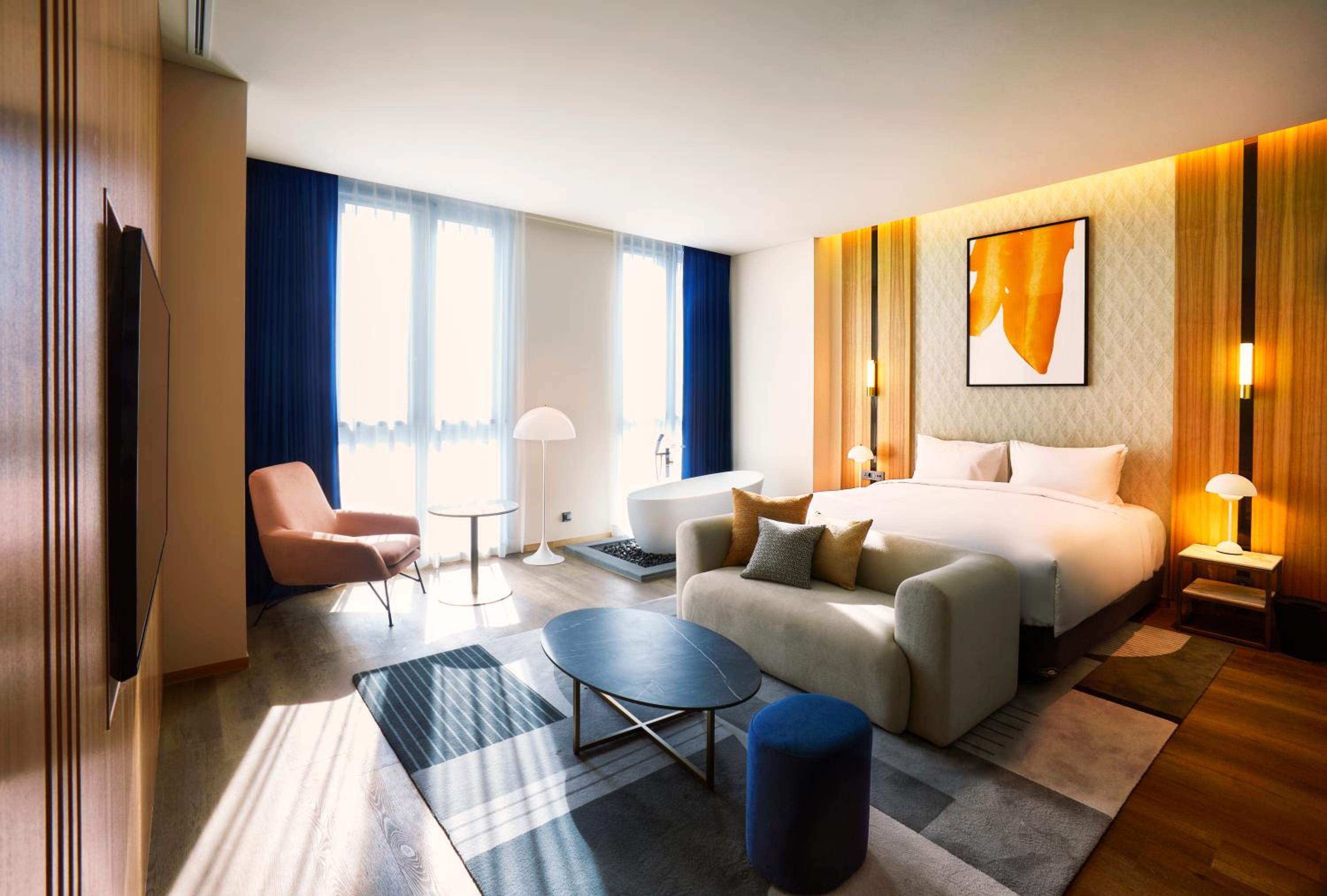جناح فاخر بسرير كينج بإطلالة بحوض استحمام، voco Seoul Gangnam, an IHG Hotel 3/9