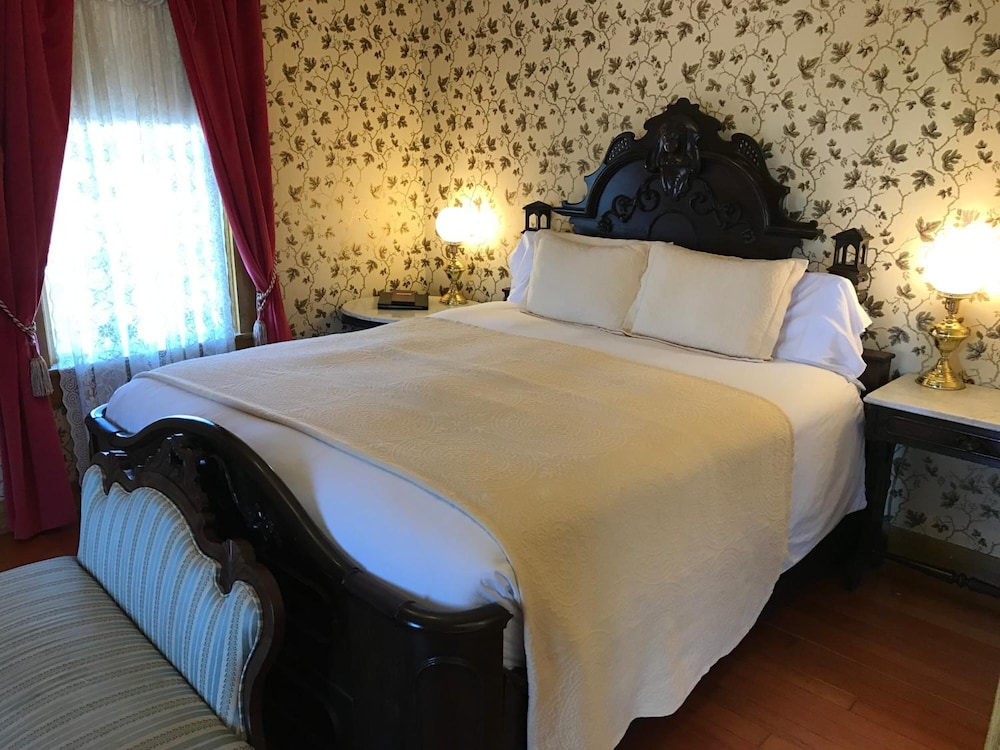 Cosmopolitan Hotel & Restaurant 14/50