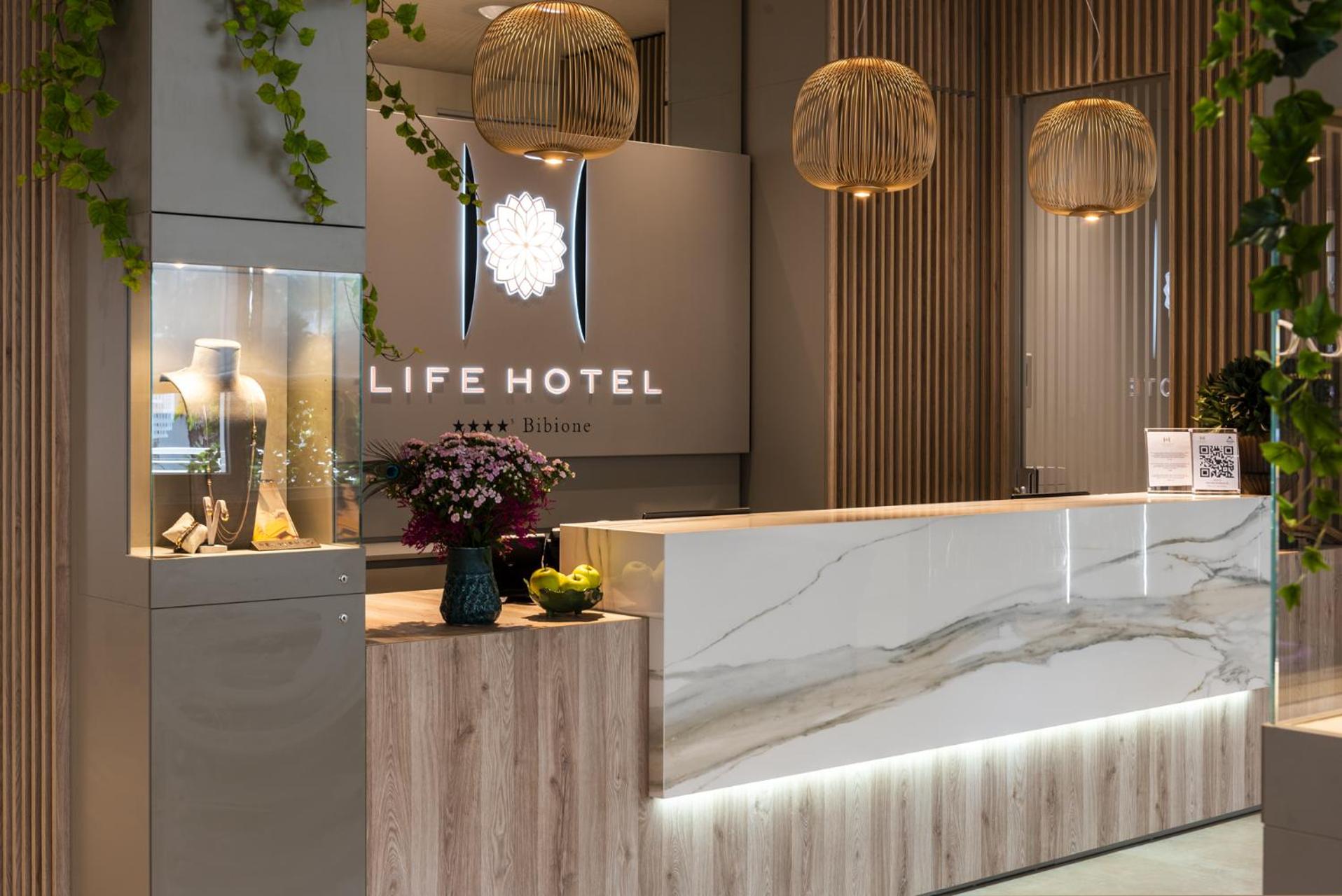 Life Hotel 9/50