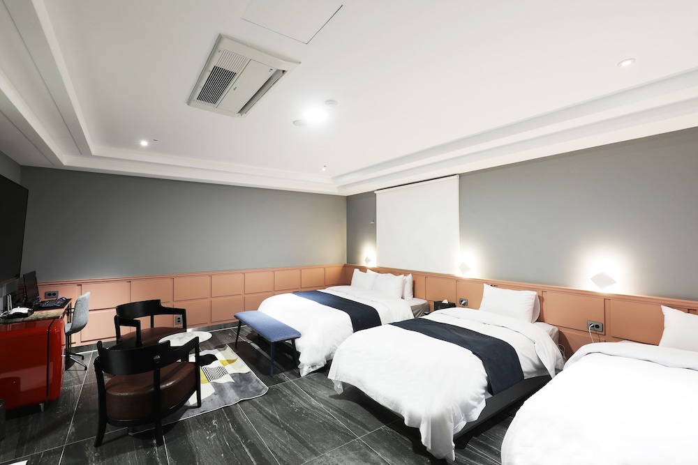 Tower Palace Tourist Hotel 12/50