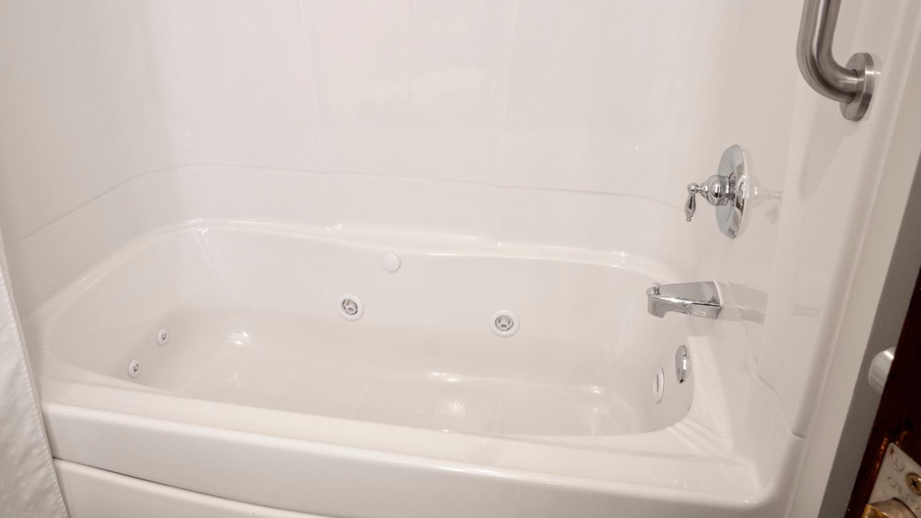 جناح بسرير كينج مع أريكة، Holiday Inn Express Hotel & Suites Newton Sparta 10/10