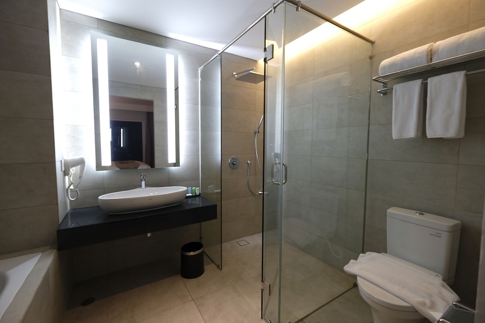 Hotel Ayola Lippo Cikarang 18/60