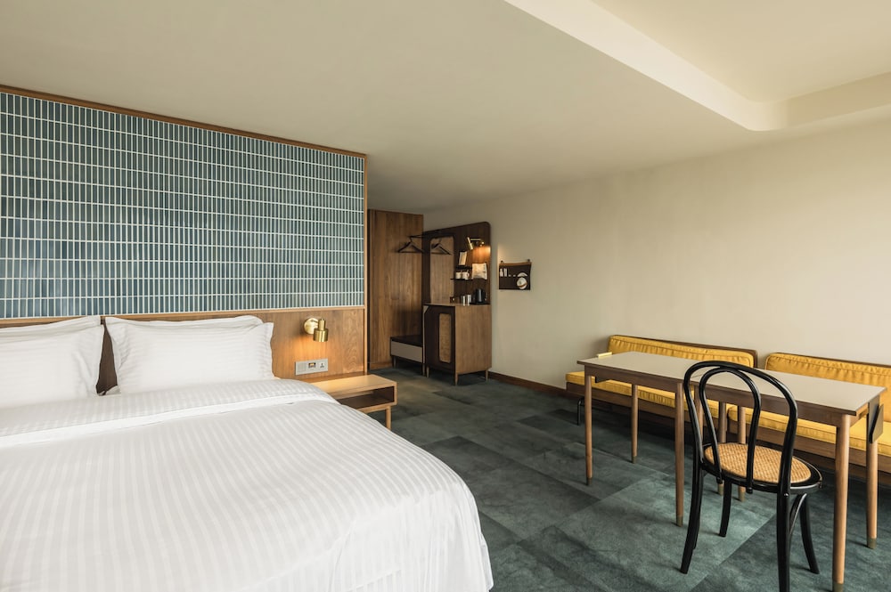 DELUXE, DOUBLE BED, BATHTUB