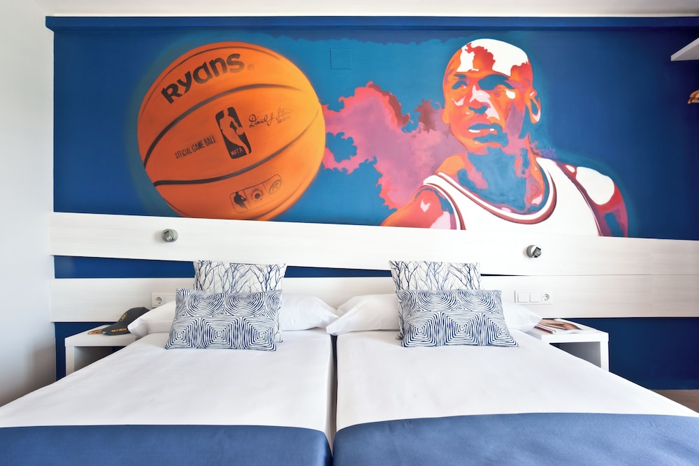 Hotel Ryans La Marina 30/69