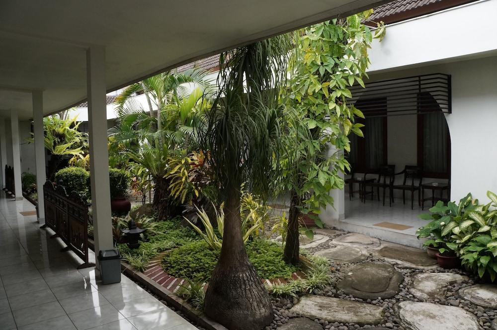 Hotel Kirana 52/54