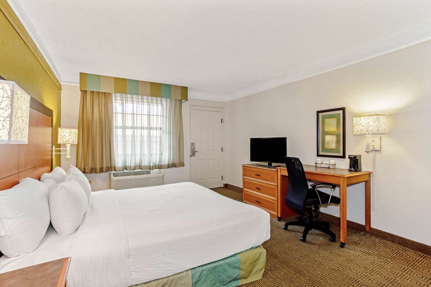 La Quinta Inn by Wyndham Orlando Airport West 9/40