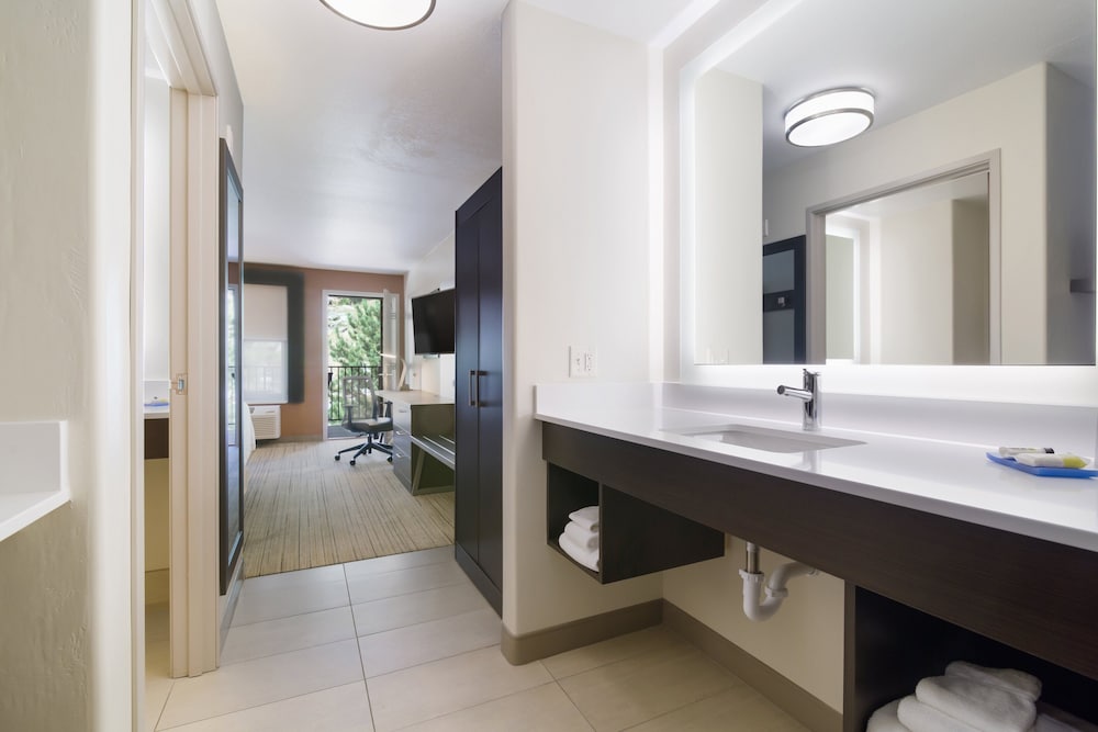 Holiday Inn Express and Suites Custer 34/59