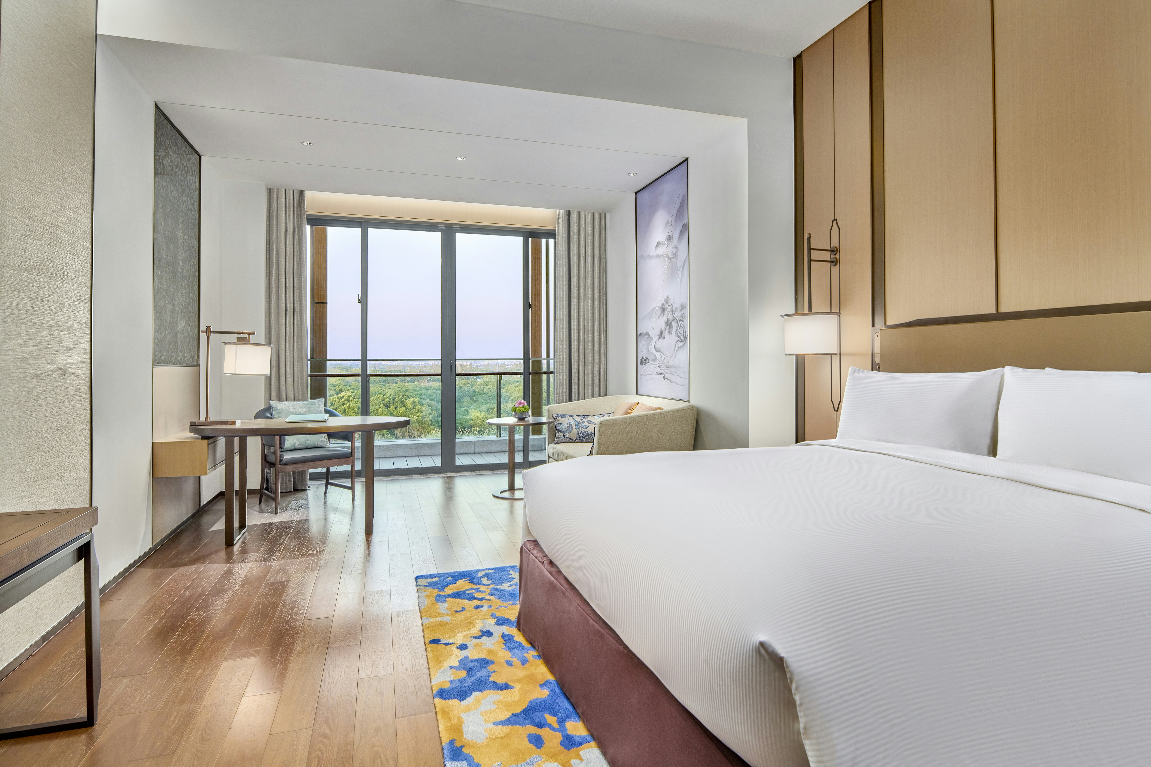 DELUXE, KING BED