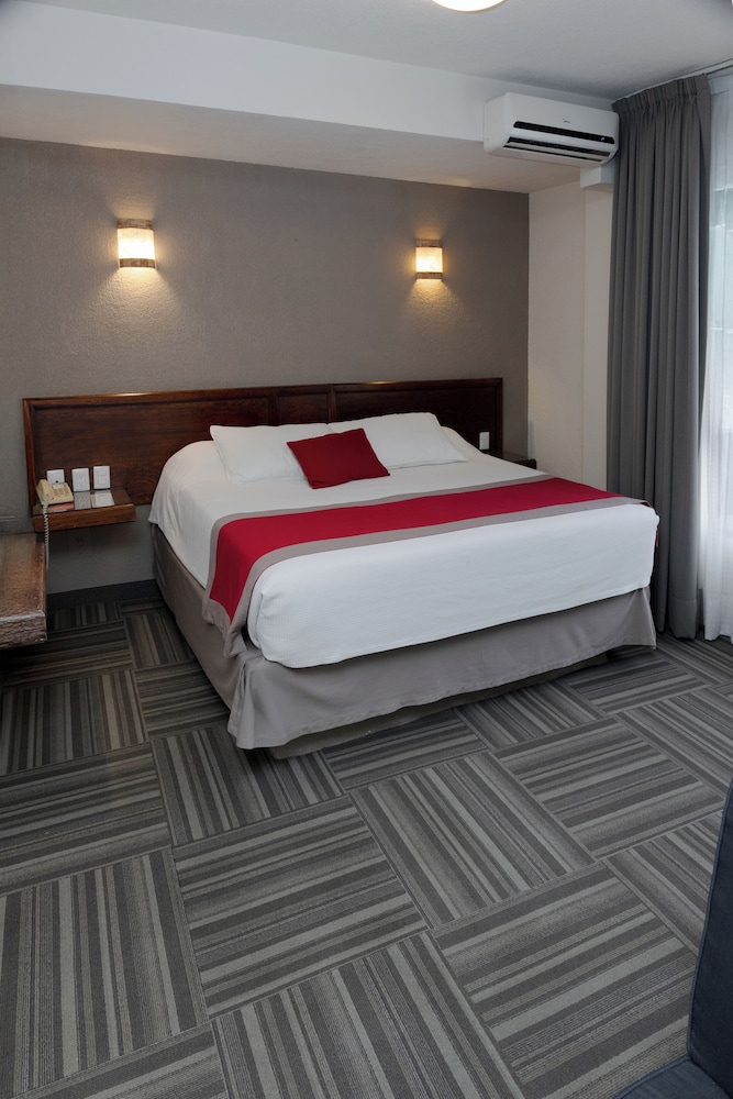 غرفة بسرير كينج، Ramada Plaza by Wyndham Leon 4/9