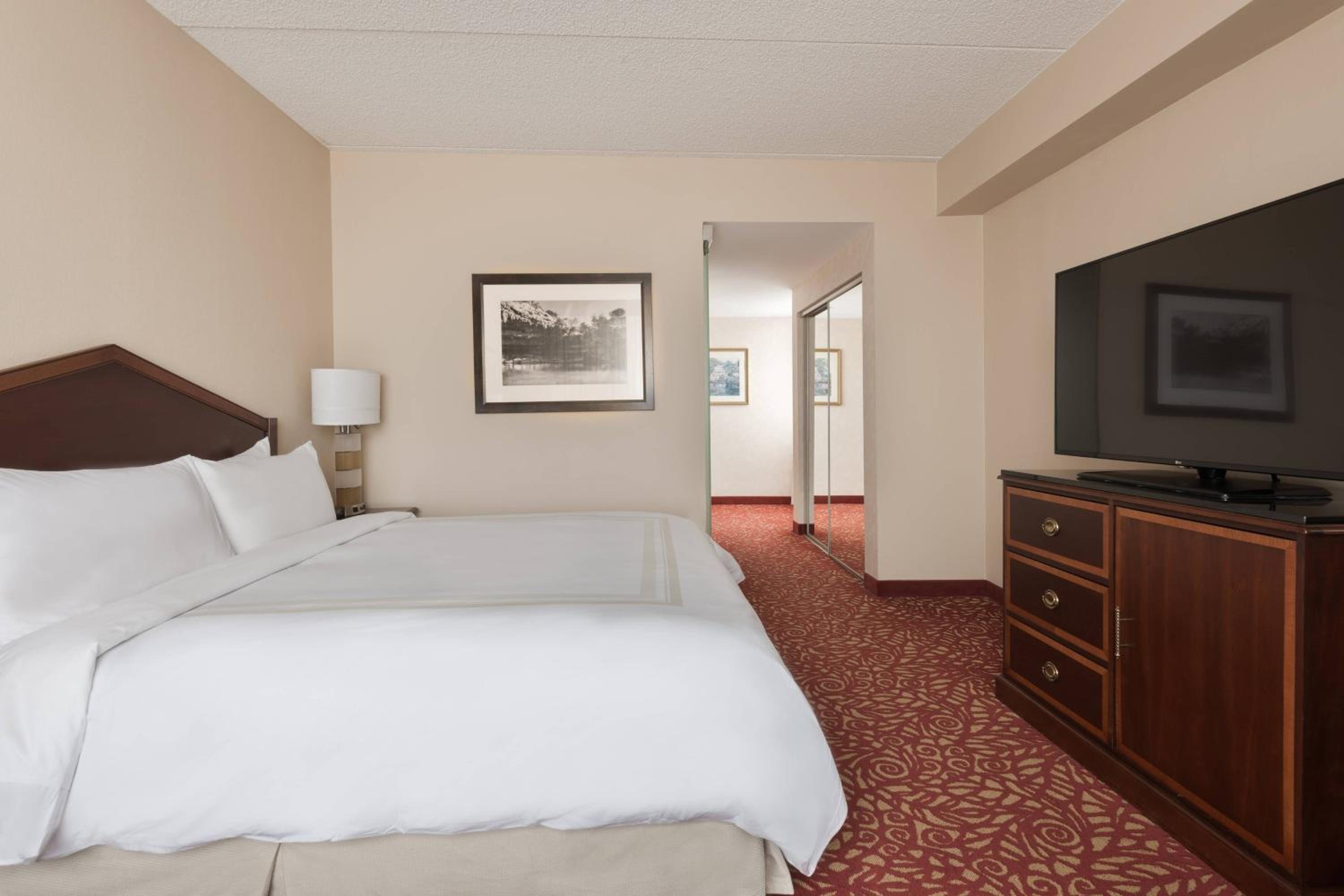 Room, King Bed, Concierge Level, Corner