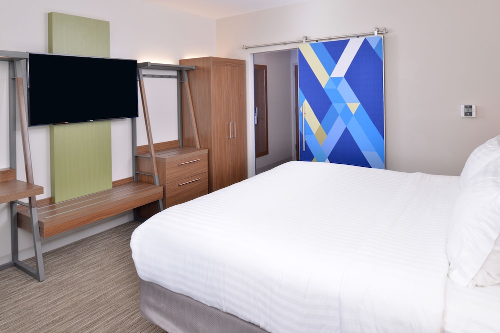 Holiday Inn Express And Suites Madison 23/65