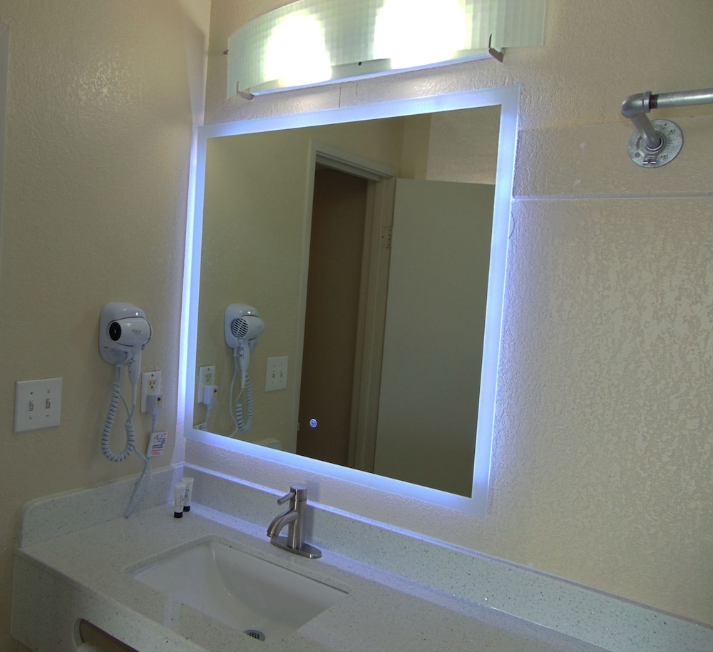 غرفة بسريرين مزدوجين، Somatel Nashville Airport Hotel 6/6