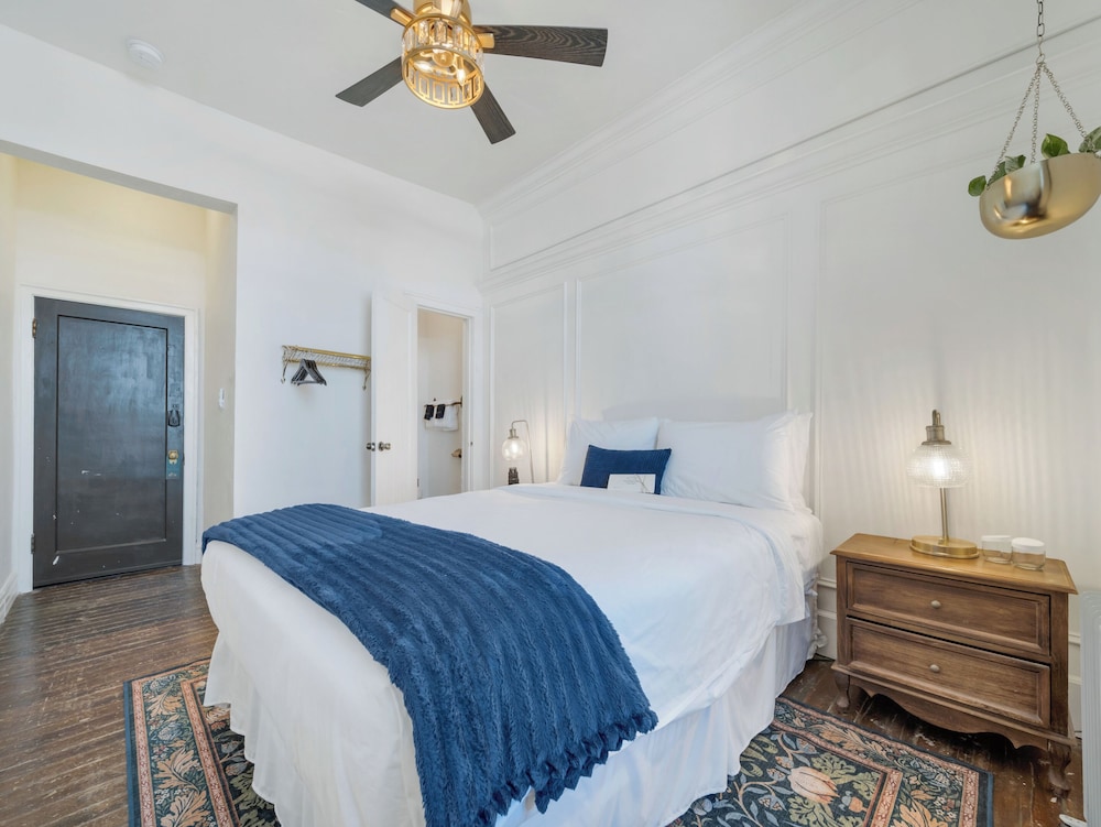 ROOM, QUEEN BED