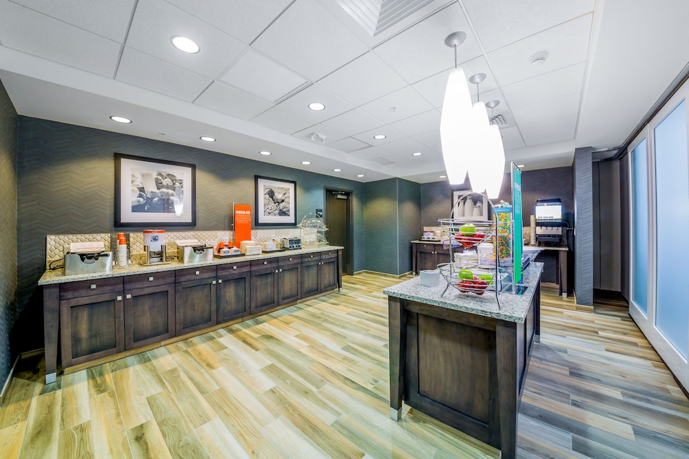 Hampton Inn Wichita Northwest 8/38