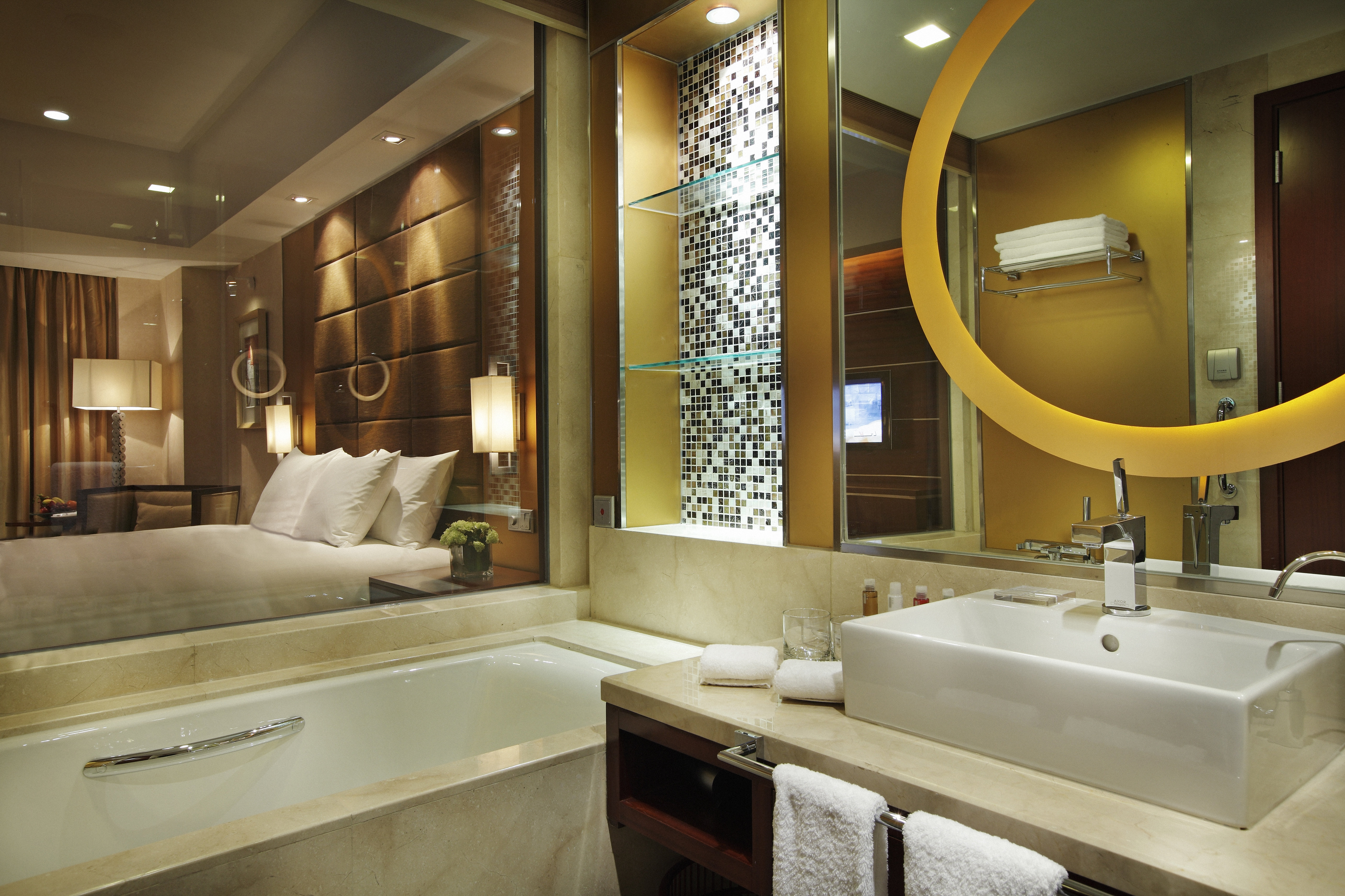 Crowne Plaza Yantai Seaview 81/82