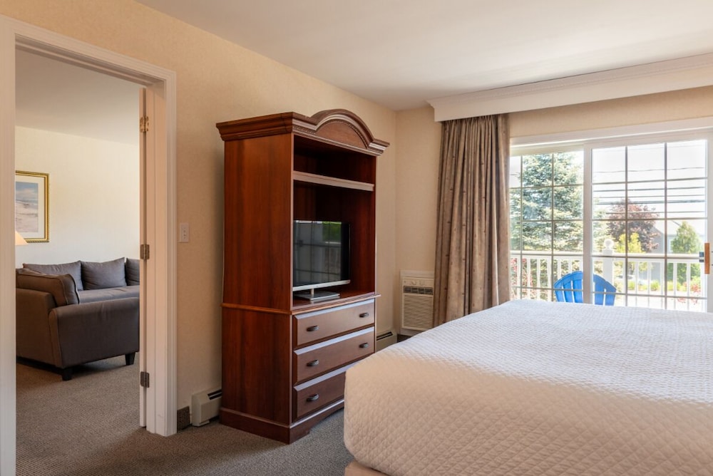 جناح بسرير كينج بغرفة نوم واحدة مع أريكة بجاكوزي بمطبخ صغير، Ogunquit Hotel 5/10