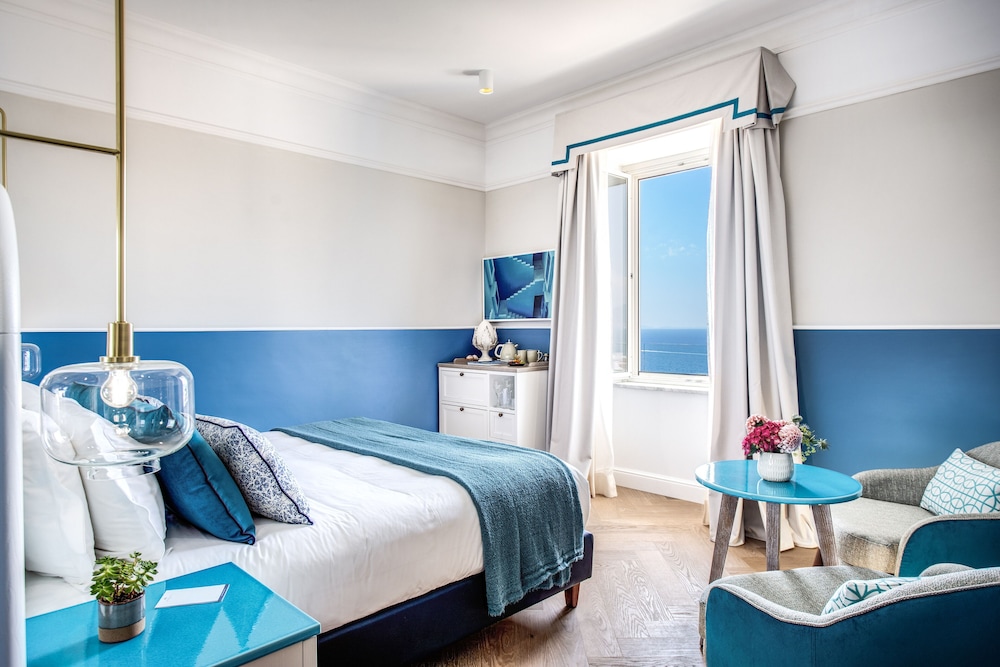 DELUXE, DOUBLE OR TWIN BED, SEA VIEW