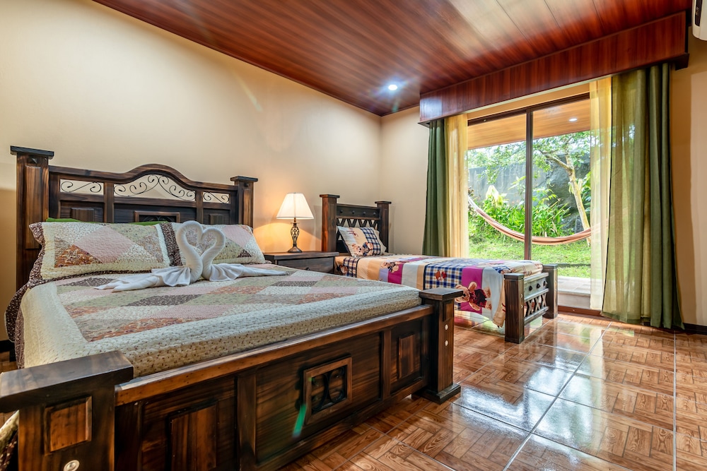 Aunty Arenal Lodge 6/50