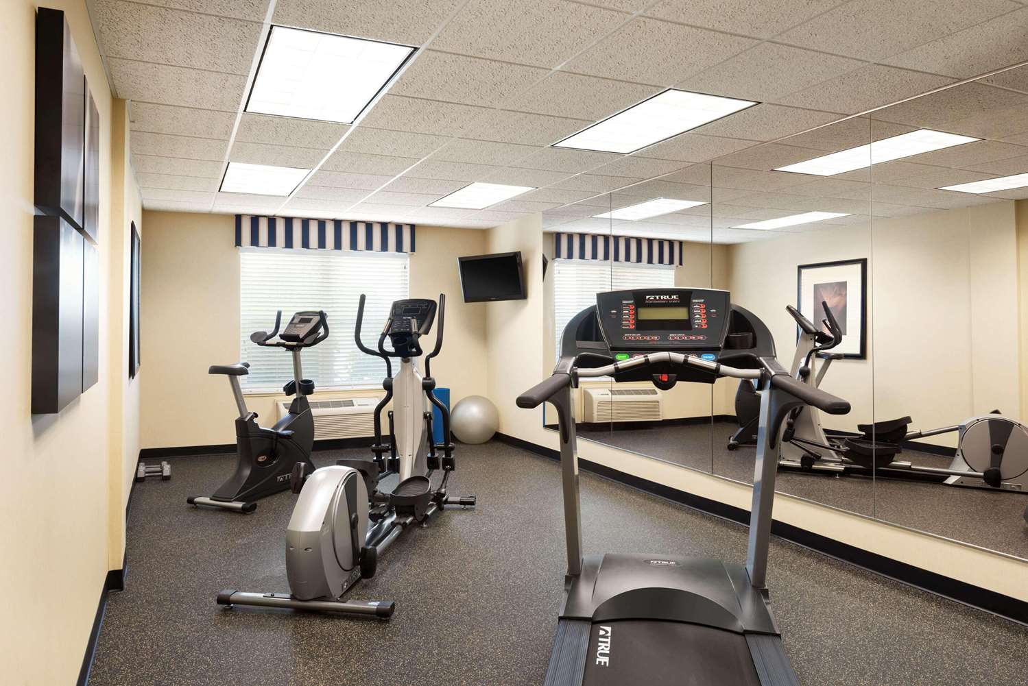 Country Inn & Suites by Radisson, Shoreview-Mounds View, MN 14/18