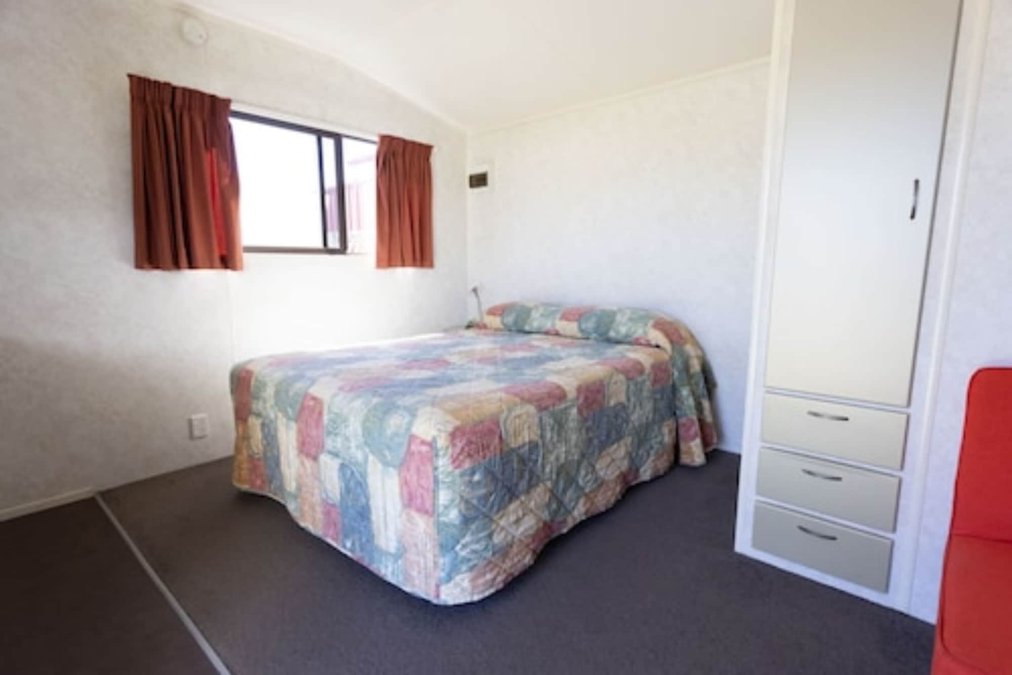 Select, Studio, Queen Bed