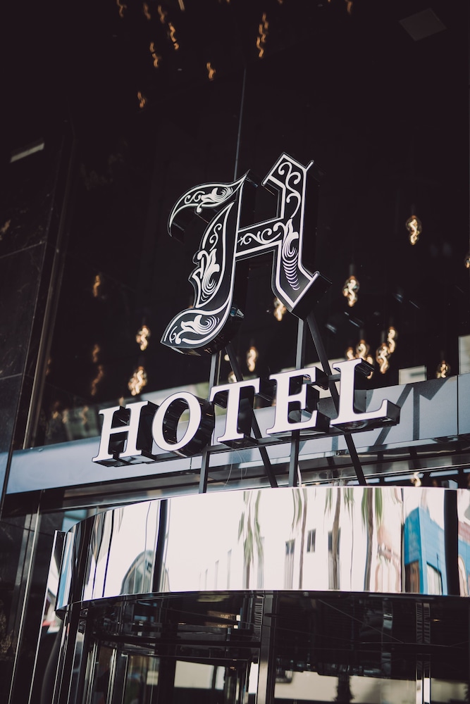 H Hotel Adults Only 8/68