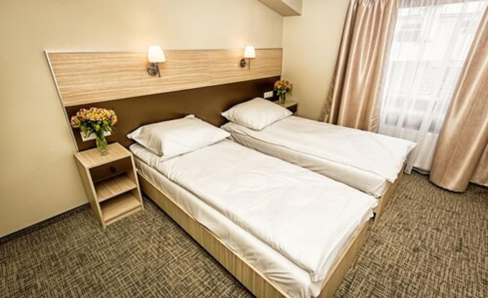 ROOM, TWIN BEDS