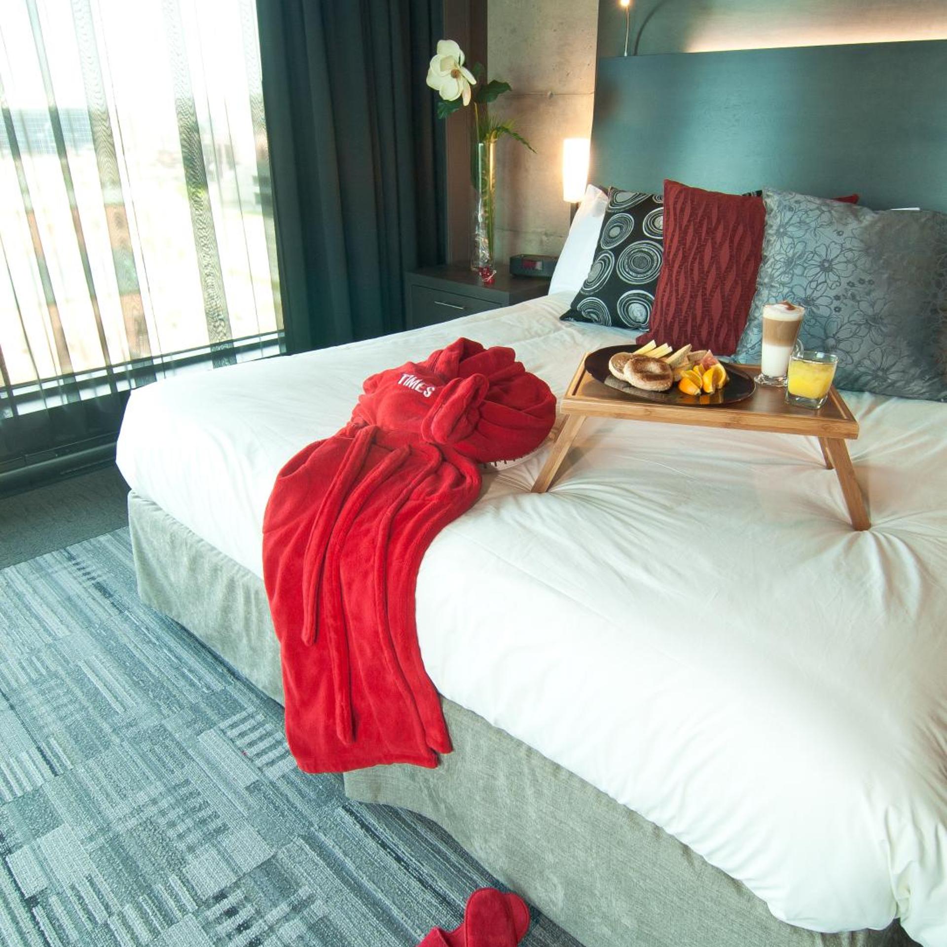 شقة بسرير كينج بإطلالة على البحيرة بغرفتي نوم، Grand Times Hotel Sherbrooke 3/6