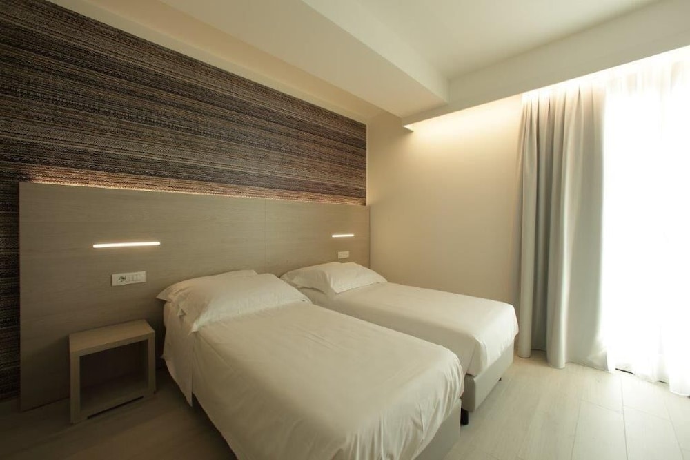 ROOM, DOUBLE OR TWIN BED, PARTIAL LAKE VIEW, BALCONY