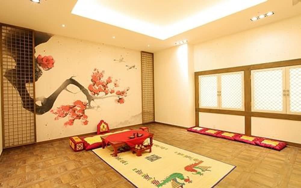 Sunshine Hotel 48/54