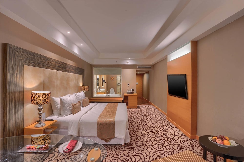Deluxe, King Bed, Accessible, Wyndham Surabaya City Centre 8/10