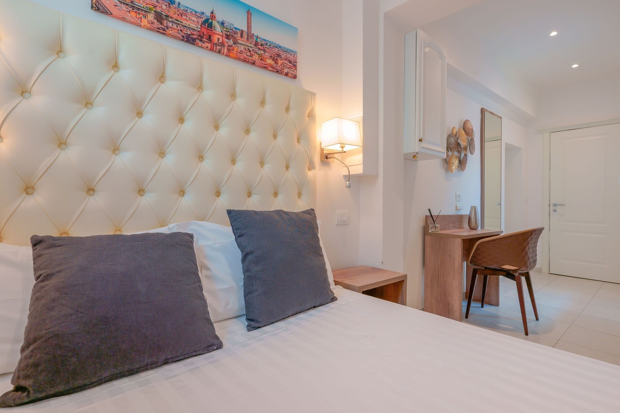 BUSINESS, QUEEN BED