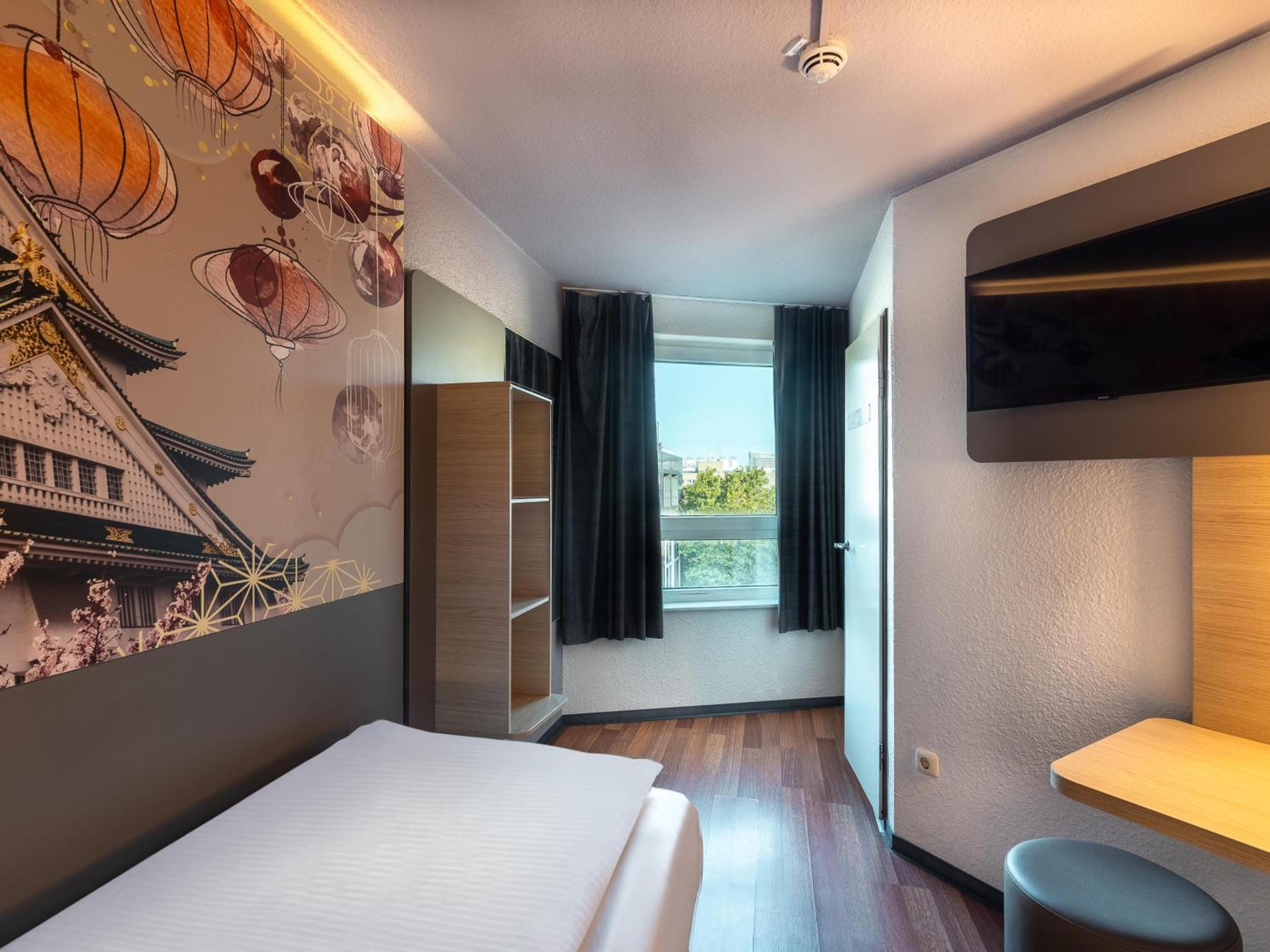 ROOM, SINGLE