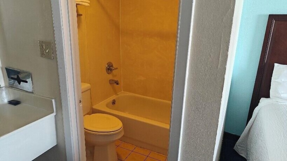 Travelodge by Wyndham Richmond Kentucky 32/35