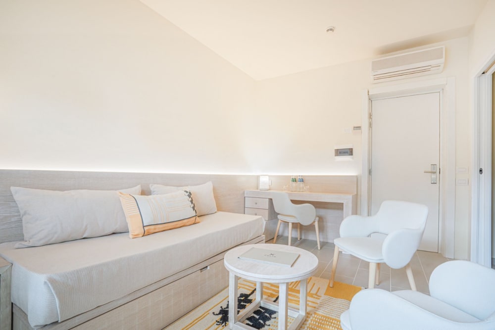 Felix La Coluccia Hotel 49/67