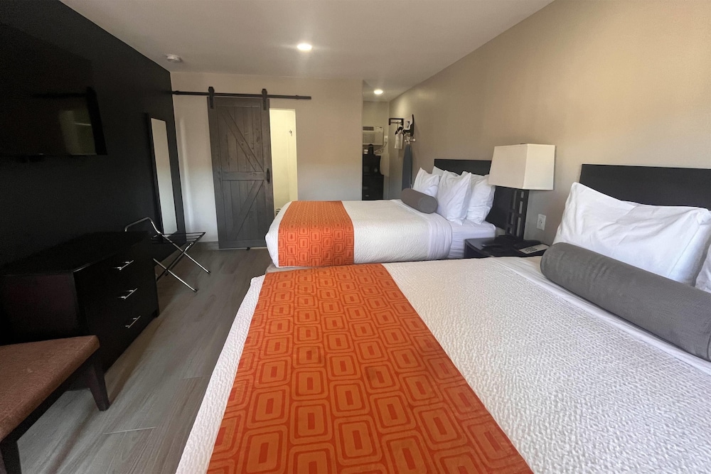 STANDARD, 2 QUEEN BEDS
