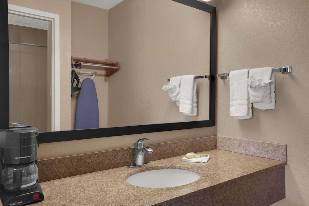 Super 8 Fort Myers Hotel 1/9