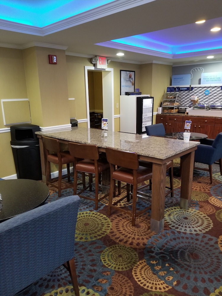 Holiday Inn Express Detroit-Birmingham 36/39