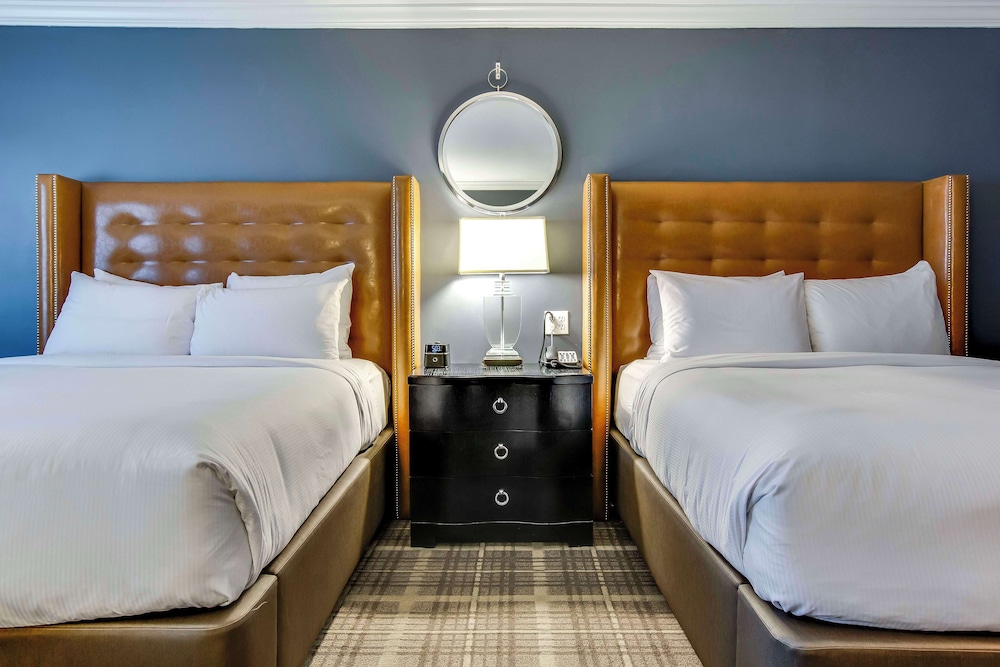 غرفة كبيرة بسريرين كوين، The Campbell House Lexington, Curio Collection by Hilton 2/3