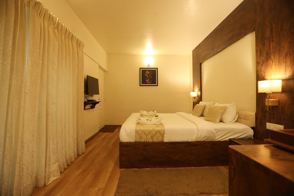 DELUXE, KING BED